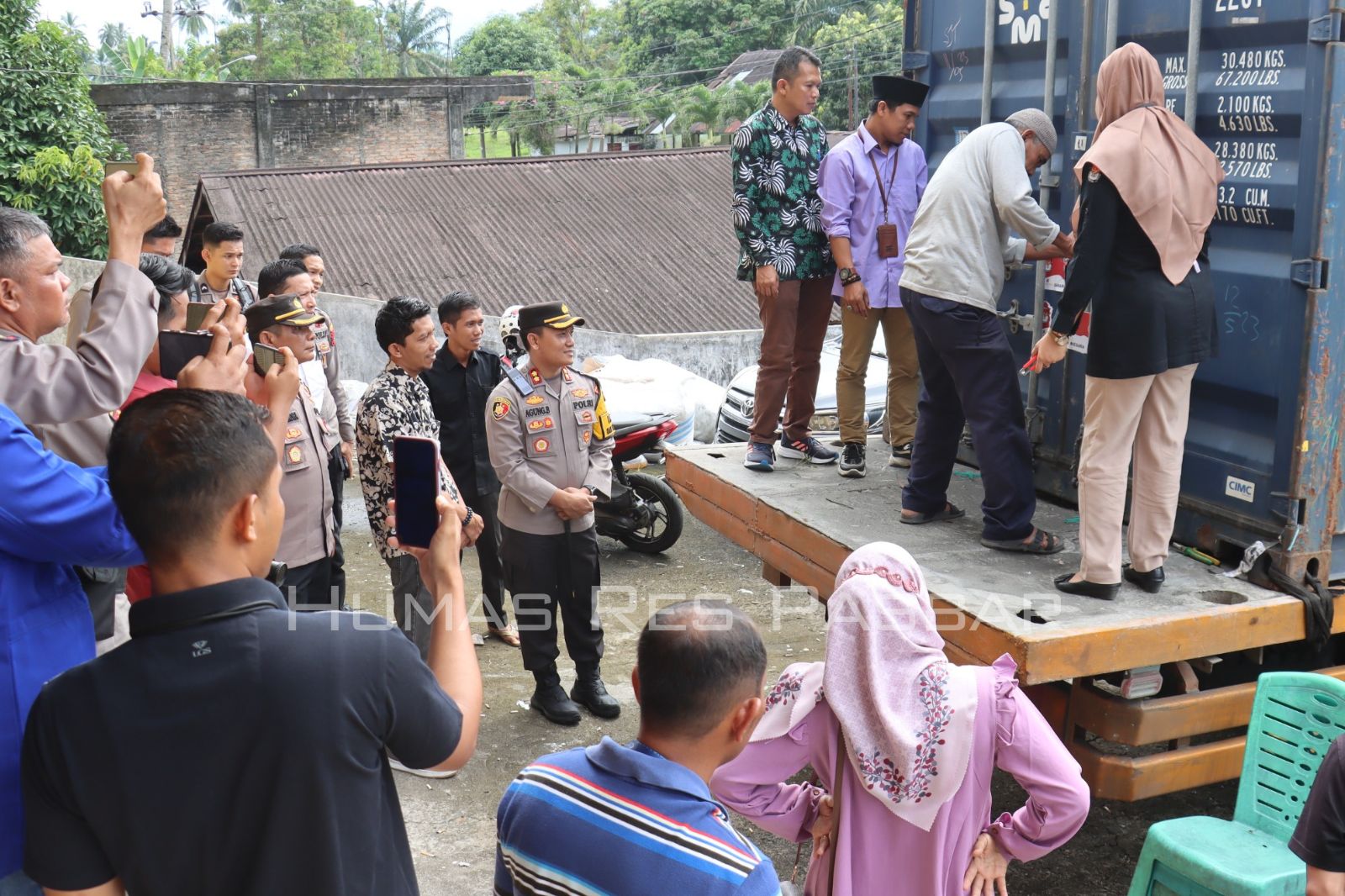 Kapolres Pasaman Barat AKBP Agung Basuki  melakukan peninjauan dan pengecekan  kedatangan logistik Pemilu di gudang II  KPU Kabupaten Pasaman Barat,